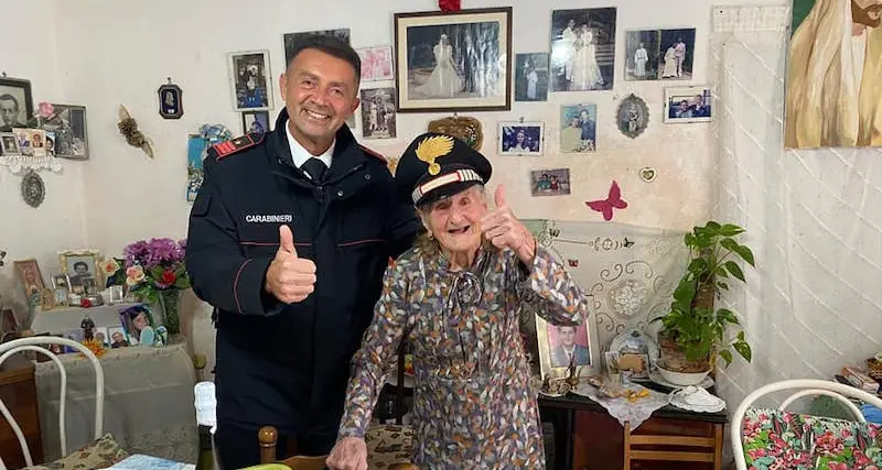 Zia Rosina festeggia 101 anni da sola, i Carabinieri le portano la torta