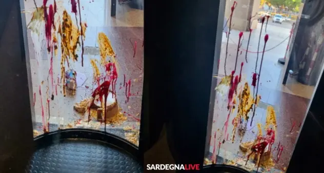 Cagliari. Vernice, vomito e cibo avariato all’ingresso del Palazzo di Giustizia: denunciato un 76enne