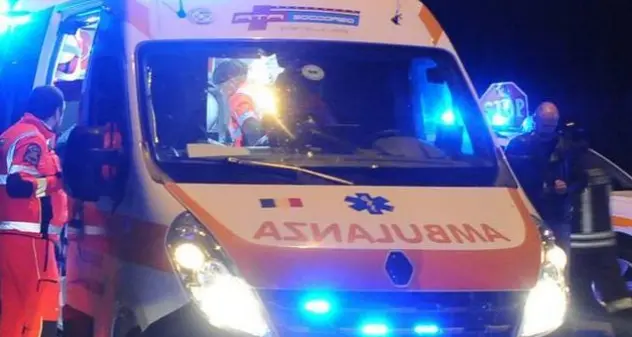 Fuori strada con l'auto che si ribalta: muore un 35enne