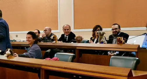 L’opposizione si presenta in aula con dei cani di peluche