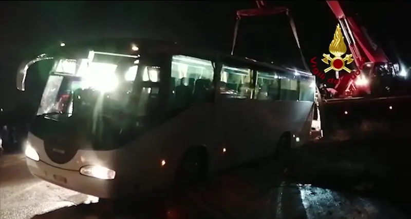 Pullman finisce fuori strada, momenti di paura per i passeggeri