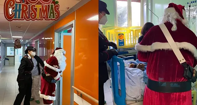 Nuoro. Vestiti da babbi natale, i carabinieri hanno consegnato regali ai bimbi di Pediatria