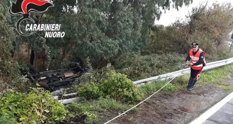 Finisce fuori strada con il suo Land Rover, momenti di paura per un 60enne