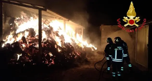 Duemila balle di fieno in fiamme