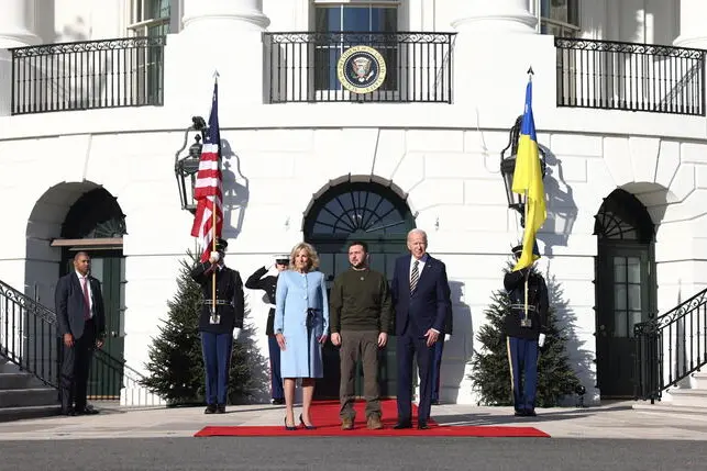 epa10375841 US President Joe Biden and First Lady Jill Biden welcome Ukrainian President Volodymyr Zelensky (C) to the South Lawn of the White House Washington, DC, USA, 21 December 2022. In his first trip out of Ukraine since the Russian invasion began, Zelensky is visiting DC to meet with President Biden and address a joint session of Congress.  EPA/JIM LO SCALZO