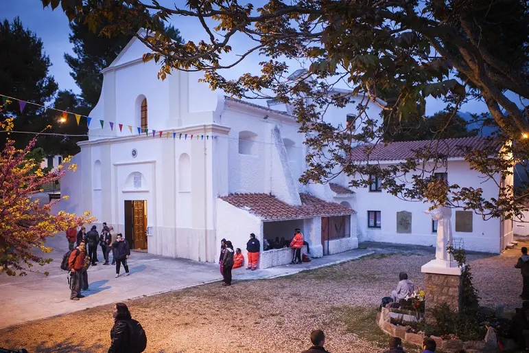 Lula (NU) Fedeli percorrono il cammino di San Francesco di Lula, al loro arrivo viene offerto il piatto tipico \"Su Filindeu\" e dell\\'acqua calda per i piedi, provati dalla camminata di tutta la notte.