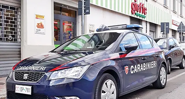 Ruba al Gieffe, accanto alla caserma dei Carabinieri, ma i commessi lo bloccano. Arrestato