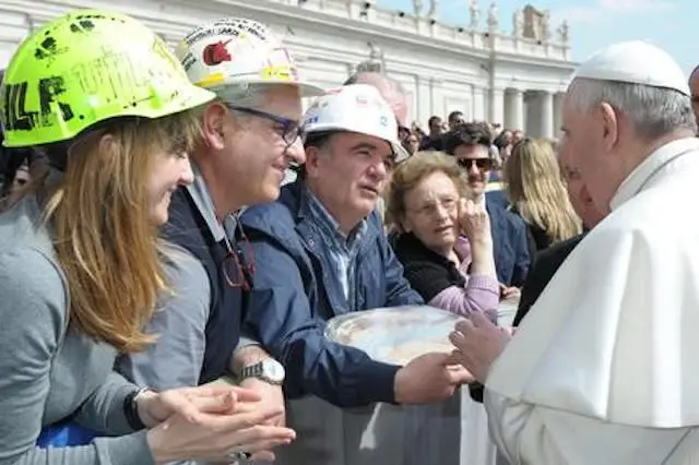 Pope Francis talks to Alcoa redundant workers from Sardinia at the end of his Wednesday\\'s General Audience in Saint Peter\\'s Square. Vatican City, 2 April 2014. ANSA/OSSERVATORE ROMANO PRESS OFFICE ++ NO SALES, EDITORIAL USE ONLY ++\\n\\n