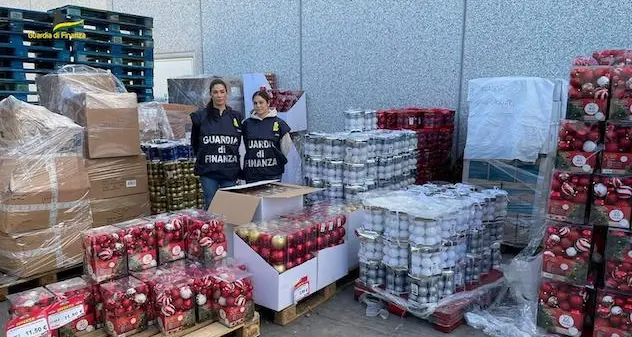 Cagliari. Sequestrati dalla Finanza oltre 43mila arredi natalizi