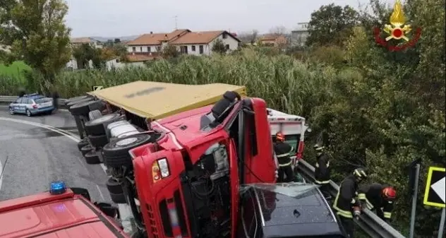 Dramma ad Ancona. Camion si ribalta e finisce sopra un'ambulanza: morti conducente e paziente