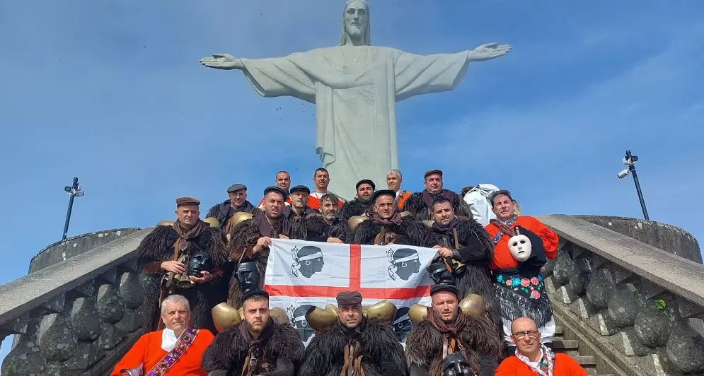 I Mamuthones protagonisti in Brasile: storica esibizione sotto il Cristo di Rio