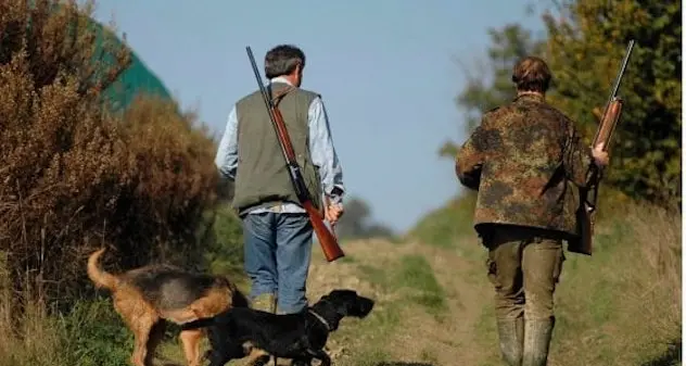 Parte un colpo dal fucile: cacciatore 55enne ferito.