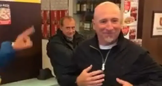 \"Maran pagaci da bere!\", il siparietto in una pizzeria di Cagliari | VIDEO