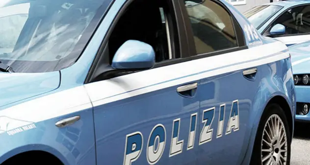 Prima provoca un incidente stradale, poi dà una testata a un poliziotto: arrestato a Sassari