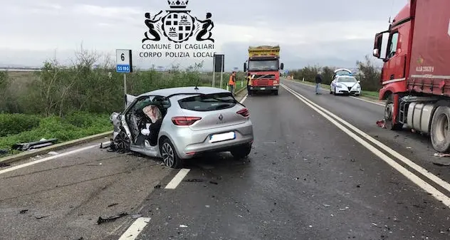 Auto contro camion sulla Statale 195, grave un 53enne