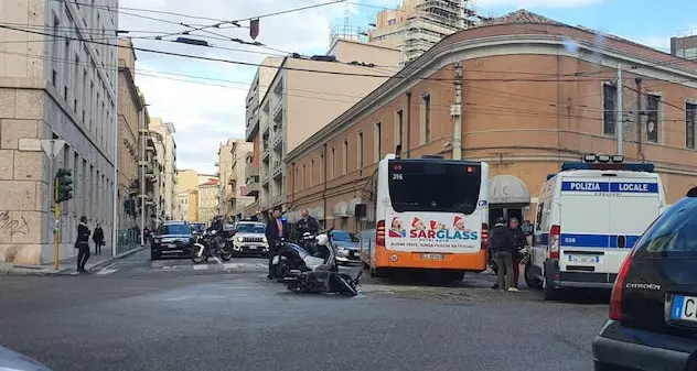 Cagliari. Scooter finisce contro bus, un ferito