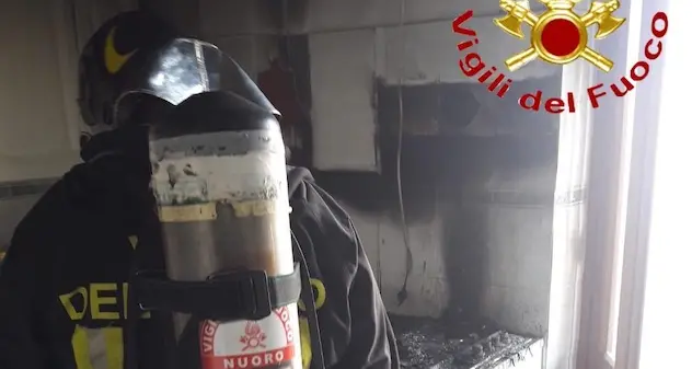 Nuoro. Incendio in un palazzo: donna tratta in salvo dai pompieri