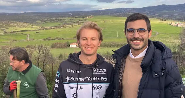 Nico Rosberg torna in Sardegna per dare il via alla piantumazione di 4000 alberi che ha donato a Sennariolo