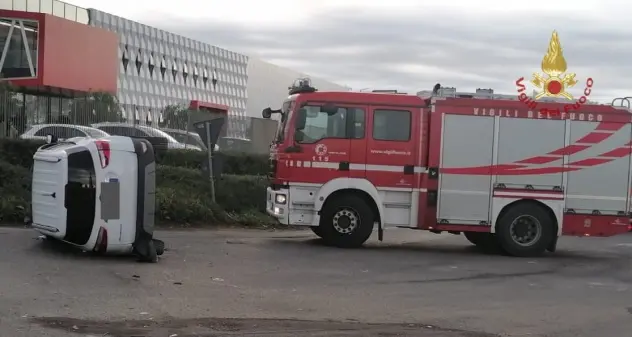 Auto si ribalta a Sestu: i vigili del fuoco liberano la conducente dall'abitacolo