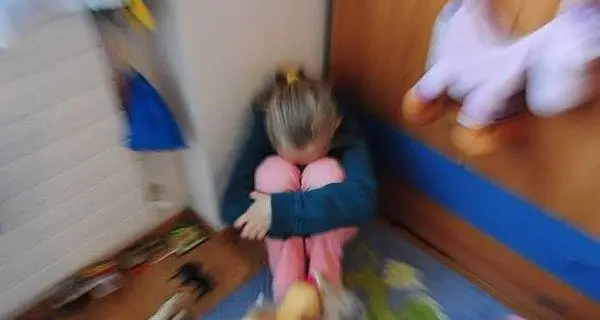 Sevizie e abusi su madre e figli disabili di cui dovevano prendersi cura, arrestati coniugi