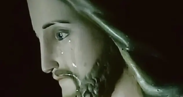 Lacrime che rigano il volto della statua di Gesù: i fedeli gridano al miracolo