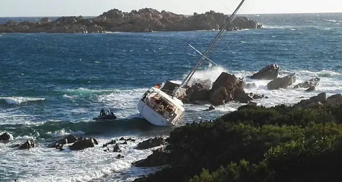 Barca sugli scogli a La Maddalena. Autopsia: \"Vittime annegate per traumi\"