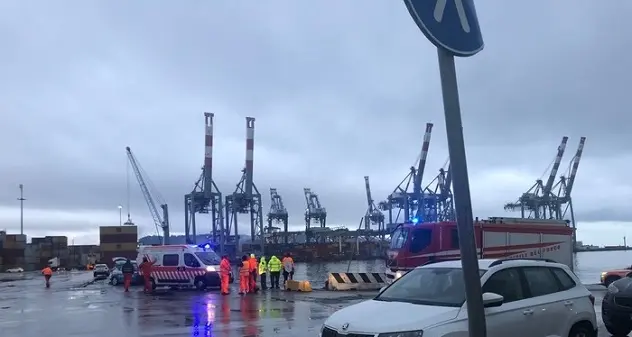 Auto finisce in mare al porto di La Spezia: morto il conducente