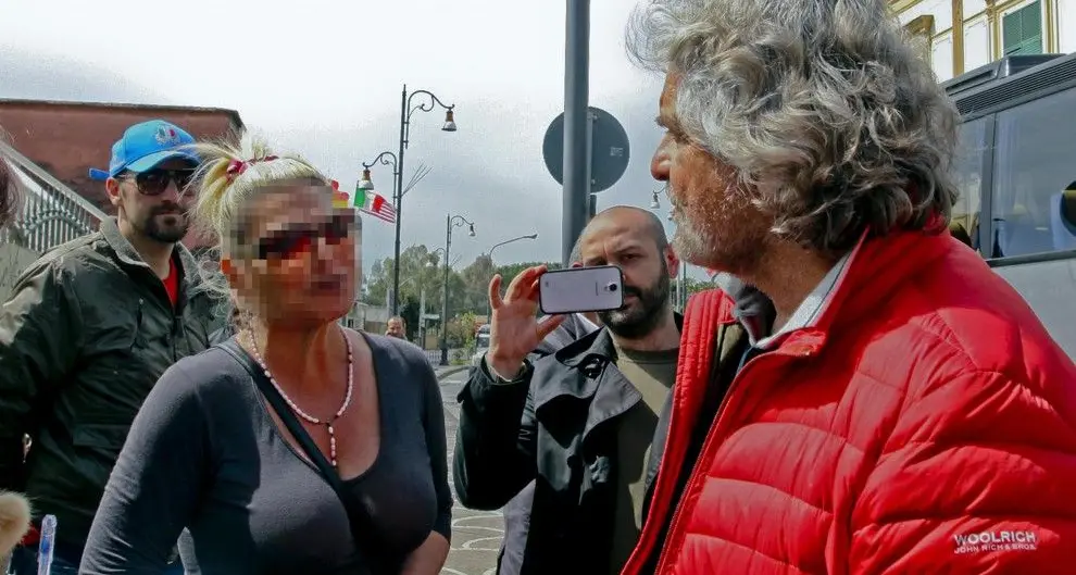 Grillo alla prostituta: ''Lavori su internet''