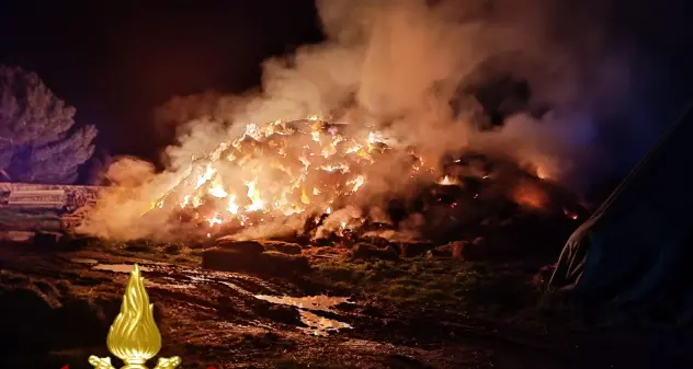 Siligo. Fienile va a fuoco: vigili del fuoco al lavoro da ieri sera