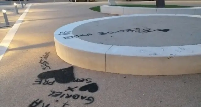 Piazza San Michele 'sfregiata' con le bombolette spray: i vandali pasticciano gli arredi