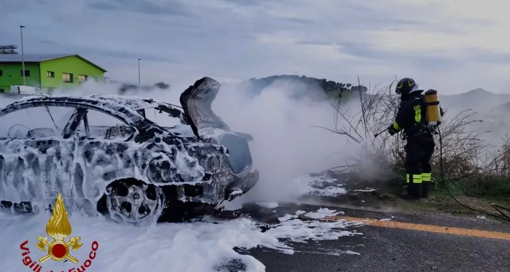 Auto in fiamme a Oschiri, interviene il 115