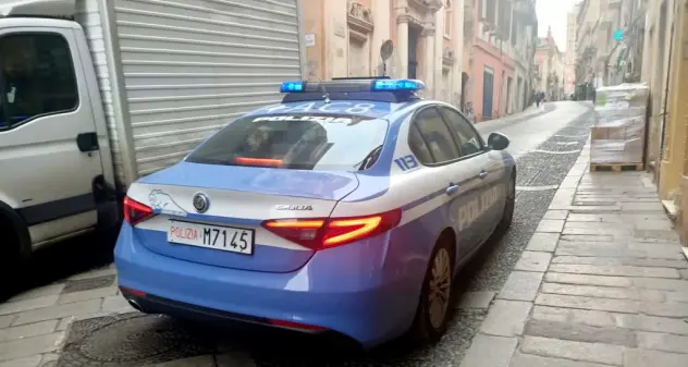 Sassari. Arrestato per spaccio, tenta la fuga e sferra calci ai poliziotti