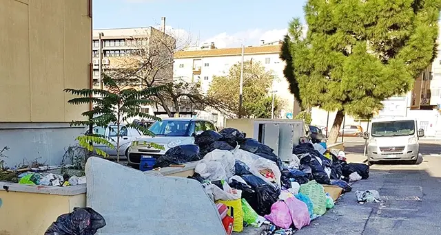 Cagliari come Roma, il ‘disastro’ di via Timavo di fronte al Santissima Trinità: indecenza e la puzza dei rifiuti abbandonati sul marciapiede