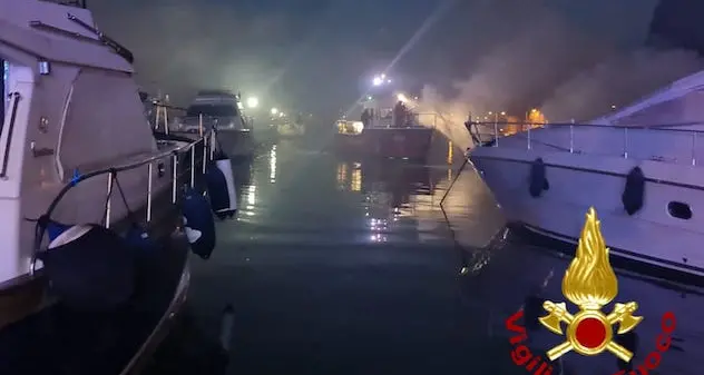 Castelsardo. Maxi rogo nel porto, escluso il dolo