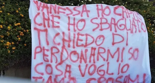 “Vanessa ti chiedo di perdonarmi, sposami”: all’Università di Cagliari un lenzuolo-richiesta