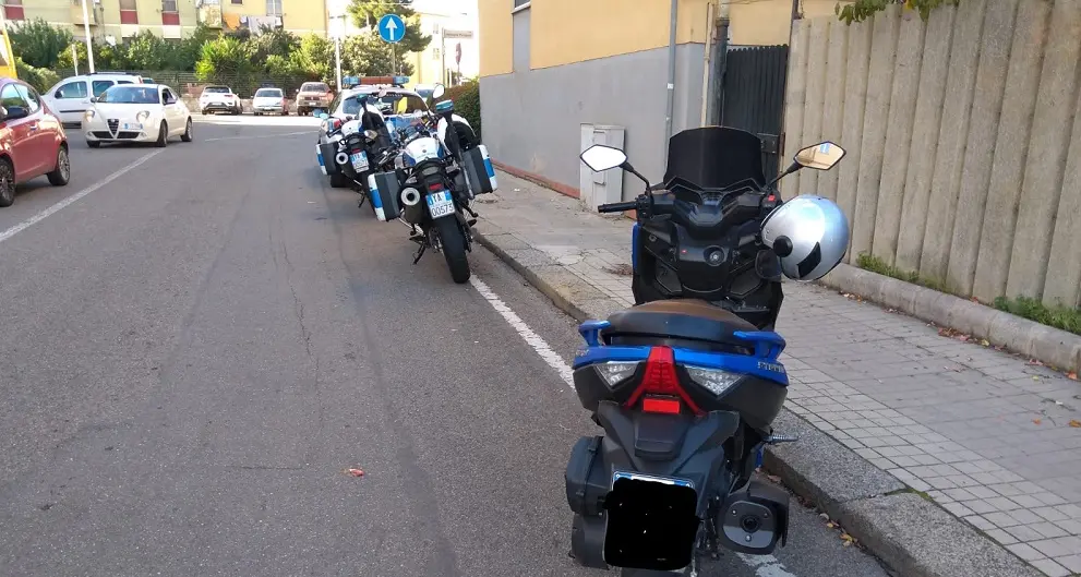 Minorenne in moto forza posto di blocco, aveva con sé della droga