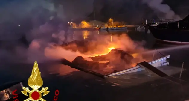 A fuoco sei imbarcazioni al porto di Castelsardo
