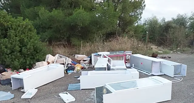 Disastro rifiuti ‘selvaggi’ a Sestu, a Is Coras vengono buttati anche i vecchi frigoriferi dei locali