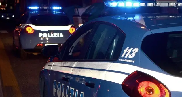 Tenta di sfondare il postamat con un cartello stradale: arrestato