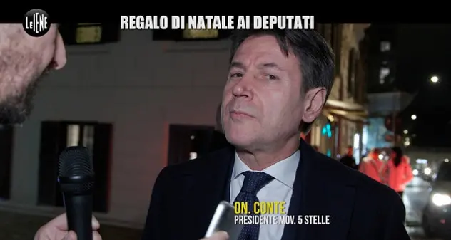 Bonus da 5.500 euro a deputati: è polemica. Conte: \"Metto il mio a disposizione delle scuole\"