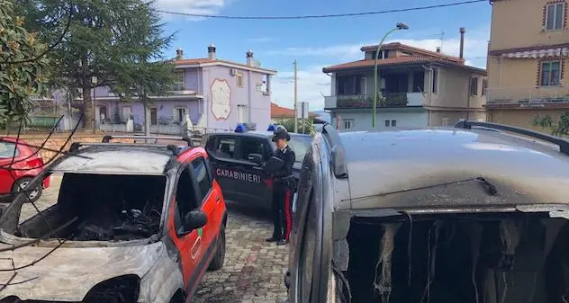 Due auto in fiamme nel centro del paese.