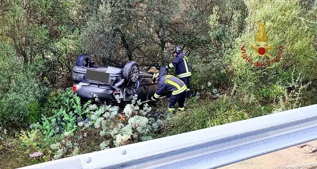 Auto si schianta contro guardrail sulla ss 130 e finisce fuori strada: soccorsi un uomo e una donna