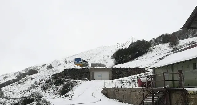 La magia dei primi fiocchi di neve a Fonni, le bellissime foto con le cime innevate sul Bruncu Spina