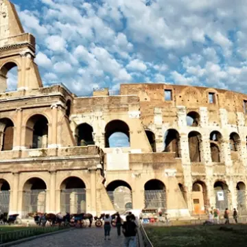 Tenta di scavalcare l'inferriata del Colosseo, ma cade e rimane infilzato: paura a Roma