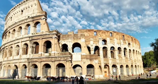 Estorcevano denaro a guide turistiche al Colosseo: arrestati due fratelli