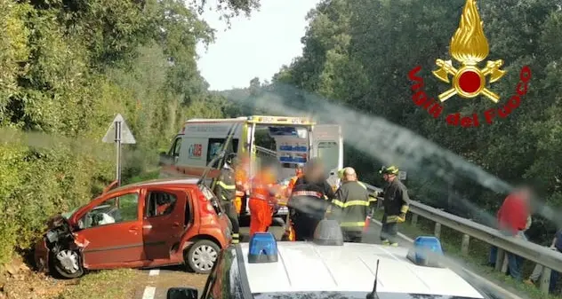 Auto fuori strada sulla Statale 133, ferito trasportato in elicottero