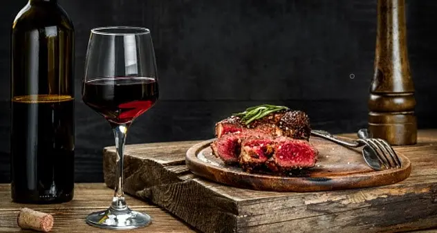 Carne e vino rimossi dalla lista Ue degli alimenti dannosi per la salute