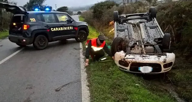 Rubano un'auto e finiscono fuori strada poco dopo