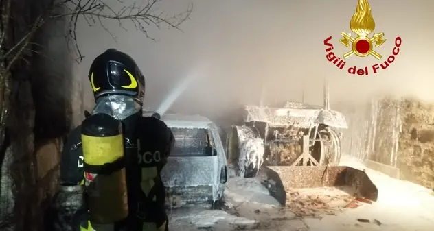 Garage prende fuoco: 2 vetture e un mezzo agricolo in fiamme ad Alà dei Sardi