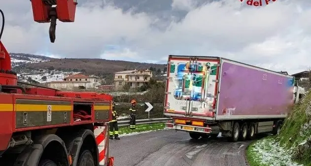 Strade innevate a Santu Lussurgiu, autoarticolato esce fuori strada
